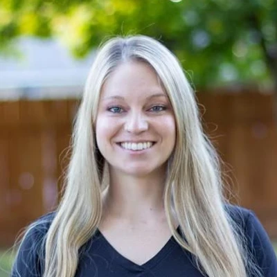 A headshot of Sydney Stinson, a massage therapist at Foundational Healing & Sport Clinic
